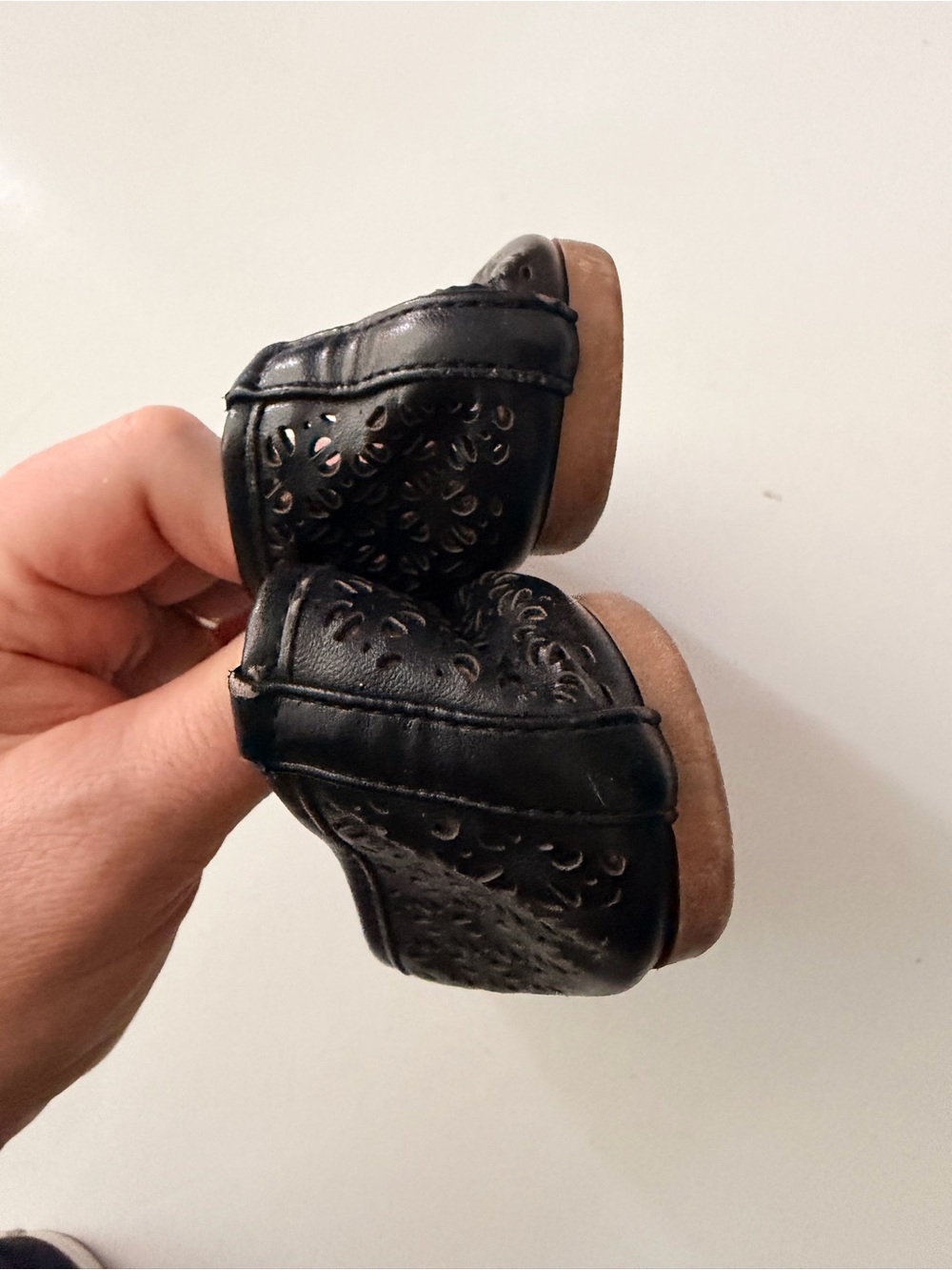 Report Black Girl’s Laser-Cut Ballet Flats with Bow - Picture 5 of 7
